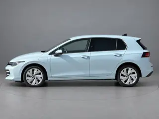 Foto 16 van Volkswagen Golf 1.5 eHybrid Life Edition | keyless | camera | dodehoek |