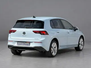 Foto 18 van Volkswagen Golf 1.5 eHybrid Life Edition | keyless | camera | dodehoek |