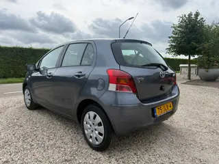Foto 13 van Toyota Yaris 1.3 VVTi Aspiration Automaat | 5Deurs | 79Dkm | Org. NL | Airco | Dealer Onderhouden