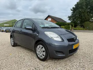 Foto 15 van Toyota Yaris 1.3 VVTi Aspiration Automaat | 5Deurs | 79Dkm | Org. NL | Airco | Dealer Onderhouden
