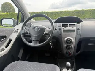 Foto 18 van Toyota Yaris 1.3 VVTi Aspiration Automaat | 5Deurs | 79Dkm | Org. NL | Airco | Dealer Onderhouden