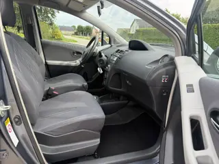 Foto 19 van Toyota Yaris 1.3 VVTi Aspiration Automaat | 5Deurs | 79Dkm | Org. NL | Airco | Dealer Onderhouden