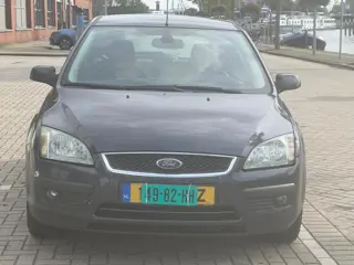 Foto 20 van Ford Focus 1.6-16V Titanium