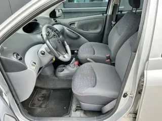 Foto 13 van Toyota Yaris 1.3 VVT-i Luna | 5-drs | Airco | Dealer onderhouden.