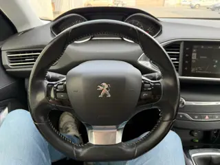 Foto 15 van Peugeot 308 SW 1.2 PureTech Blue Lease / Lekke Koppakking / Airco / Navi /