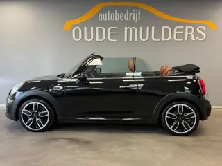 Foto 19 van MINI Cabrio 1.5 Cooper Cabrio JCW | Cruise | Stoelverwarming | Clima | Elektrische kap | Navi | Brui