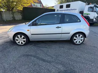 Foto 12 van Ford Fiesta 1.3 Futura Airco APK 20-07-2027