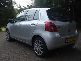 Foto 13 van Toyota Yaris 1.3 VVTi Sol airco 2e eigen. 174 dkm NAP 5drs grijs