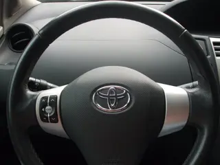 Foto 11 van Toyota Yaris 1.3 VVTi Sol airco 2e eigen. 174 dkm NAP 5drs grijs