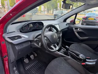 Foto 13 van PEUGEOT 2008 1.2 PureTech Active / Deal. Ond. / CarPlay