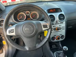 Foto 15 van Opel Corsa 1.4-16V Anniversary Edition - Zeer nette staat