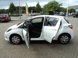 Foto 13 van Toyota Yaris 1.5 VVT-i Active Cruise Control Camera