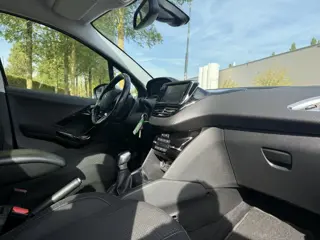 Foto 16 van Peugeot 208 1.6 B.HDi Navi Clima BT Parksnsor Led Fase2
