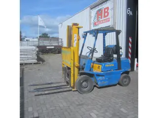 Toyota FG25, LPG-gas, duplomast, met gastank.