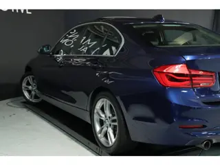 Foto 14 van BMW 3-serie 318i High Executive / SCHUIFDAK / LEDER / CARPLAY / STOELVERW