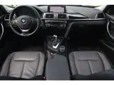 Foto 27 van BMW 3-serie 318i High Executive / SCHUIFDAK / LEDER / CARPLAY / STOELVERW