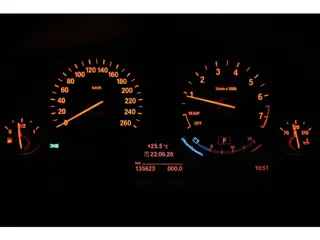 Foto 18 van BMW 3-serie 318i High Executive / SCHUIFDAK / LEDER / CARPLAY / STOELVERW