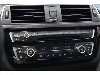 Foto 12 van BMW 3-serie 318i High Executive / SCHUIFDAK / LEDER / CARPLAY / STOELVERW