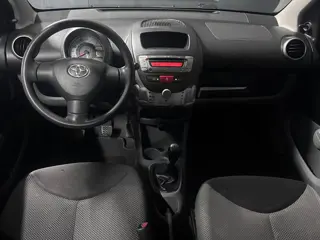 Foto 11 van Toyota Aygo 1.0 | 2010 | 5-deurs | Airco | Elektrische ramen | Centrale deurvergrendeling met afstan