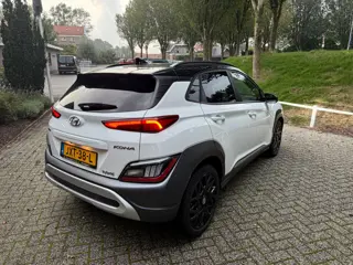 Foto 16 van Hyundai KONA 1.6 GDI HEV Fashion two tone - camera