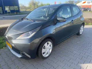 Toyota Aygo 1.0 VVT-i x-play / 5 drs navi