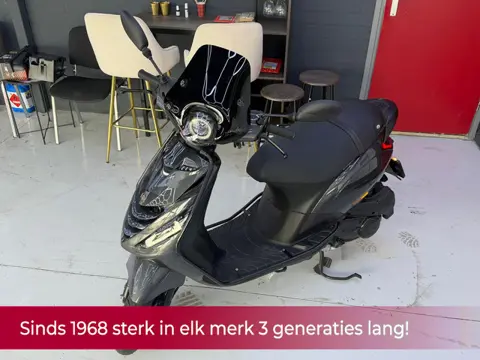 Piaggio Bromscooter Zip 4T met een SP/custom! 1EIGENAAR l 1.400KM! UNIEK! SP-kappen Psychedelic Blac