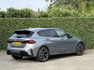Foto 14 van BMW 1-serie 120 M Sport Pro | Panorama dak | Trekhaak | Camera | Getint glas