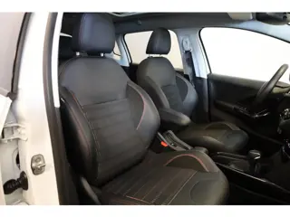 Foto 14 van Peugeot 2008 PT 110 GT-Line Automaat-6 Panorama ruit | Trekhaak | Apple Carplay / Android Auto |