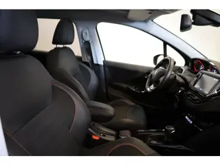 Foto 11 van Peugeot 2008 PT 110 GT-Line Automaat-6 Panorama ruit | Trekhaak | Apple Carplay / Android Auto |