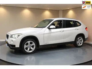 BMW X1 SDrive20i Upgrade Edition *Parelmoer* Leer|Trekhaak|Navi|Cruise|Climate|Bluetooth|PDC|NAP