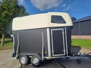 Nieuw opgebouwde hotra 1.5 paardstrailer met kunststof bodem
