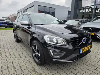 Foto 19 van Volvo XC60 2.0 T5 FWD Nordic+ | Achteruitrijd Camera | Afneembare Trekhaak | / R-Design | Voorstoele
