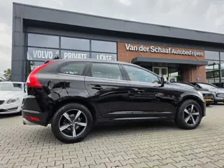 Foto 17 van Volvo XC60 2.0 T5 FWD Nordic+ | Achteruitrijd Camera | Afneembare Trekhaak | / R-Design | Voorstoele
