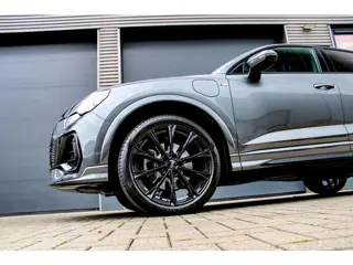 Foto 17 van Audi Q3 Sportback 45 TFSI e S edition | Pano | Top view camera | Keyless | Standkachel | LED