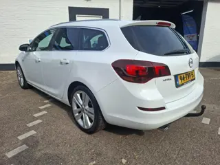 Foto 18 van Opel Astra Sports Tourer 1.4 Turbo Sport /Nieuwe apk bij aflevering/Navigatie/Trekhaak/parrot