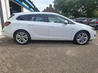 Foto 13 van Opel Astra Sports Tourer 1.4 Turbo Sport /Nieuwe apk bij aflevering/Navigatie/Trekhaak/parrot