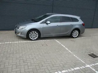 Foto 19 van Opel Astra Sports Tourer 1.4 Turbo Cosmo dealer onderhouden in top staat speciale uitvoering scherpe