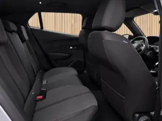 Foto 14 van Peugeot 2008 1.2 Hybrid 145 Allure | Navi / Camera / Climate