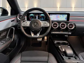 Foto 13 van Mercedes-Benz A-klasse 250 e AMG Limited|PANO|Black Edition