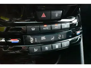 Foto 11 van Peugeot 2008 PureTech 130 Allure Automaat | Trekhaak | Panoramadak | Airco | Navi |