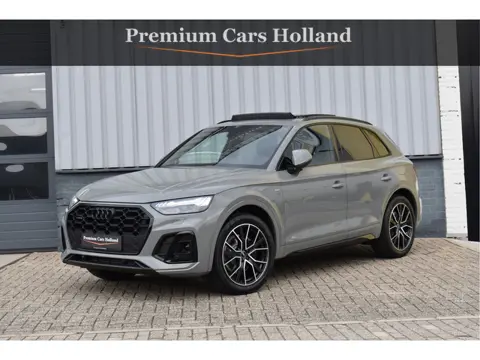 Audi Q5 55 TFSI e S-Line 367 Pk Quantum Grey Exclusive Pano Luchtvering ACC Sfeer 20 Inch