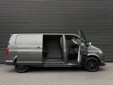 Foto 22 van Volkswagen Transporter 2.0 TDI L2H2| 180PK|CAMERA| CARPLAY| SENSOREN| TREKHAAK|