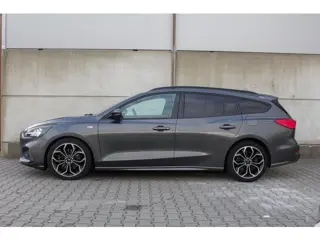 Foto 18 van Ford Focus Wagon 1.0 EcoBoost Titanium Business - ST-Line - Automaat - Camera - Trekhaak - Stuurverw