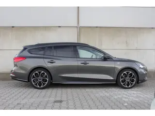 Foto 17 van Ford Focus Wagon 1.0 EcoBoost Titanium Business - ST-Line - Automaat - Camera - Trekhaak - Stuurverw