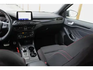 Foto 13 van Ford Focus Wagon 1.0 EcoBoost Titanium Business - ST-Line - Automaat - Camera - Trekhaak - Stuurverw
