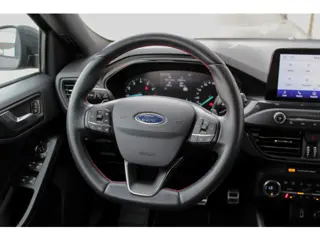 Foto 12 van Ford Focus Wagon 1.0 EcoBoost Titanium Business - ST-Line - Automaat - Camera - Trekhaak - Stuurverw