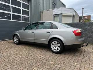Foto 12 van Audi A4 Limousine 1.6