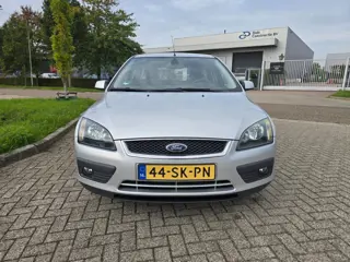 Foto 11 van Ford Focus Wagon 1.6-16V Futura Airco