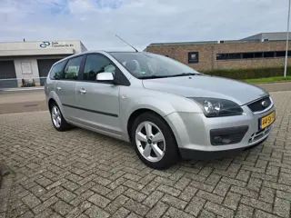 Foto 19 van Ford Focus Wagon 1.6-16V Futura Airco