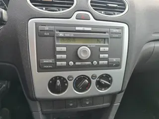 Foto 16 van Ford Focus Wagon 1.6-16V Futura Airco